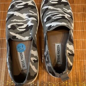 Steve Madden Gray Camouflage Slip-Ons